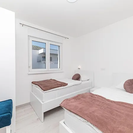 Amazing In With Kitchen Apartment *